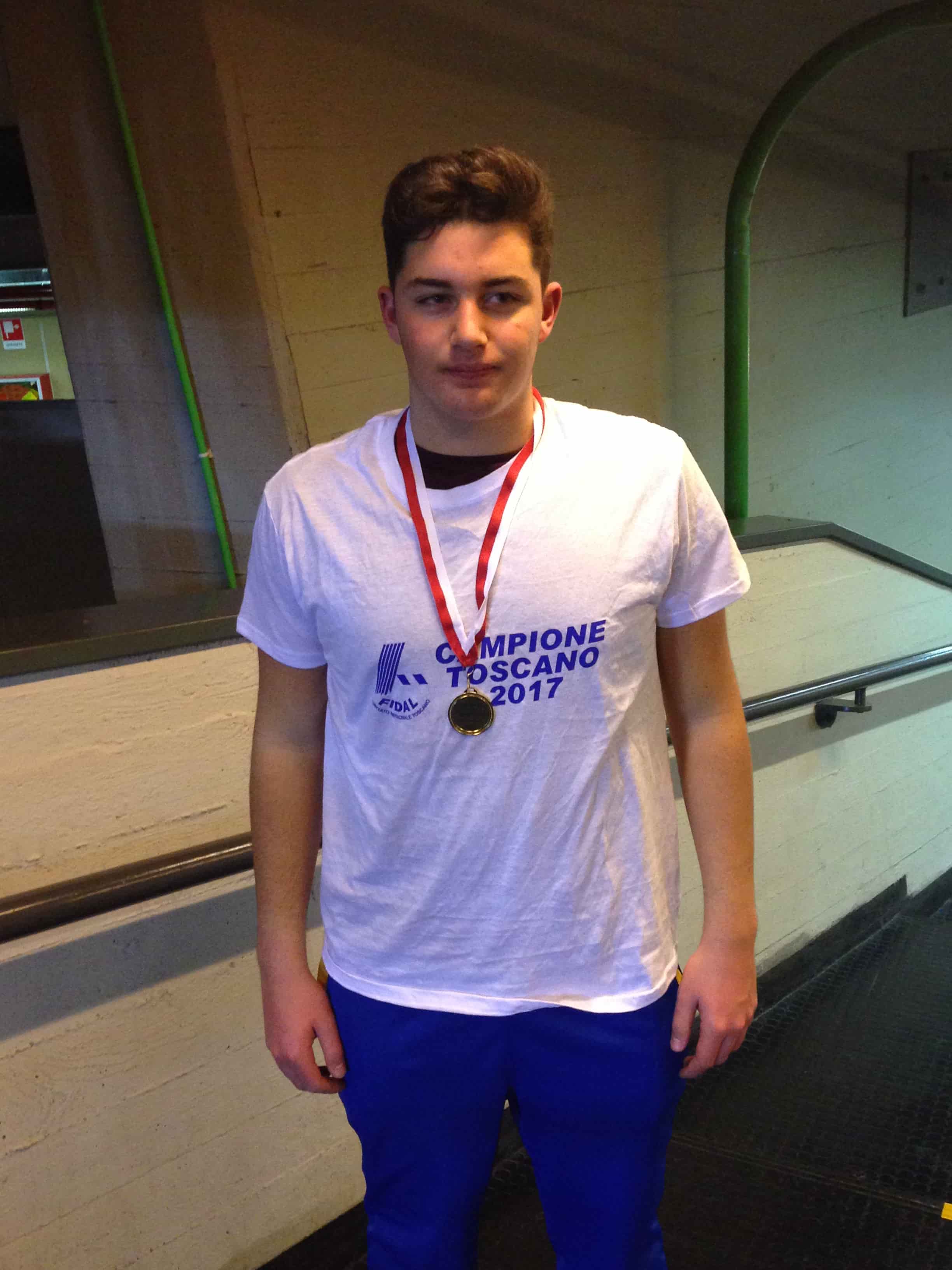 Giacomo Orlandini con la maglia di campione toscano indoor 2017.